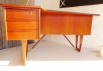 Beautiful Amorphic shaped desk
Made in Denmark 1950&#39;s
Fully restored